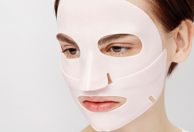 Маска для лица оказывает эффект лифтинга, разглаживает морщины, увлажняет кожу, а альгинатное покрытие маски позволяет коже максимально усвоить все полезные вещества и препятствует их испарению с поверхности кожи