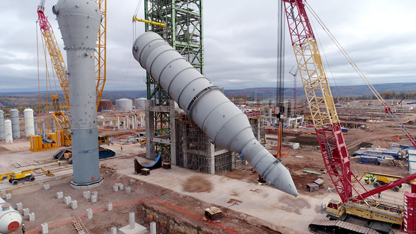 «Иркутский завод полимеров» установил 500-тонный продувочный бункер на высоту 60 метров 