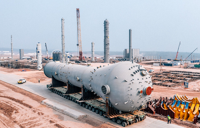 Установка колонны реактора полимеризации этилена весом 538 тонн на строящемся «Иркутский завод полимеров»