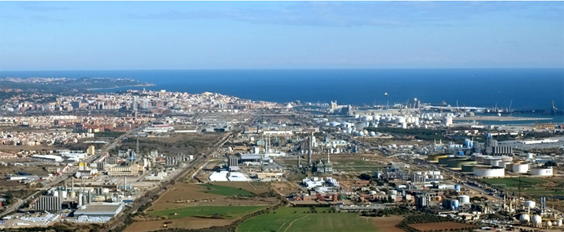 Завод LyondellBasell в Таррагоне разделен на восточное и западное предприятия. Восточное расположено на территории комплекса, принадлежащего BASF, а западное расположена на территории, общей с Celanese