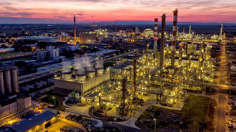 Завод MOL Petrochemicals в венгерском городе Тисауйварош имеют две установки парового крекинга мощностью 660 тыс. т в год по этилену, пять полимерных установок мощностью 765 тыс. т в год и установка по производству бутадиена мощностью 130 тыс. т в год, а 