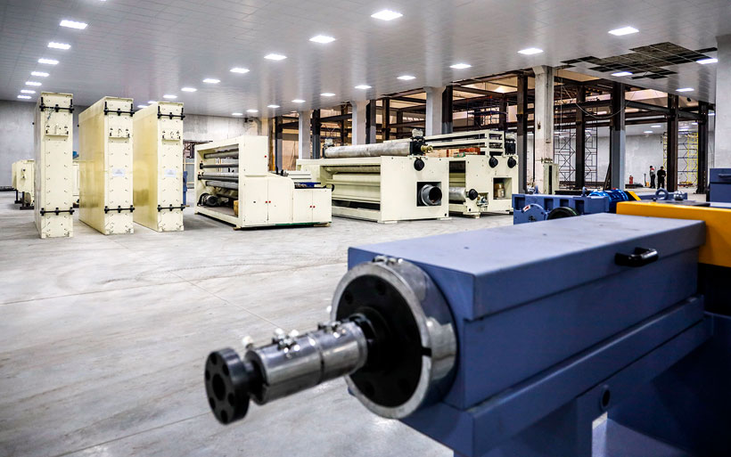Оборудование компании Pujiang HG Nonwoven Machinery для производства многослойного нетканого материала доставлена площадку Первомайского филиала «Щекиноазот»