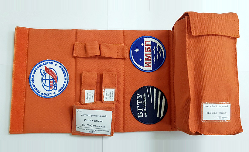 Цилиндрический контейнер из полимерного композита, внутри и снаружи которого располагаются детекторы для регистрации дозы радиации