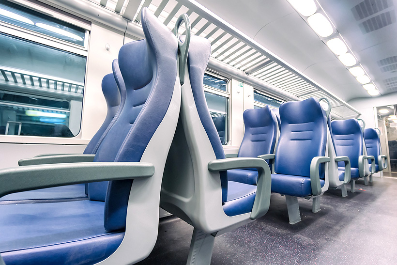 Сополимер LNP™ ELCRES™ FST2734E компании SABIC предназначен для экструзии и  хорошо подходит для стеновых и потолочных панелей в пассажирских поездах, метро и трамваях в соответствии европейским железнодорожным стандартом EN 45545 R1-HL2  