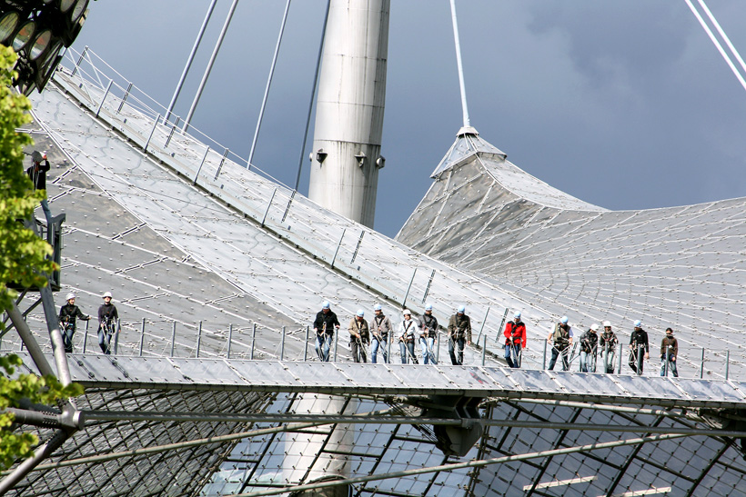 За полвека с момента открытия олимпийского стадиона в Мюнхене огромная плексигласовая крыша нисколько не утратила прозрачности и прочности
