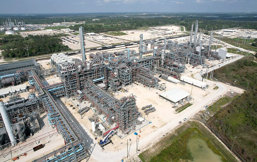 Новый завод LyondellBasell по производству оксида пропилена и третичного бутилового спирта в районе Хьюстона, который является крупнейшим в своем роде в мире