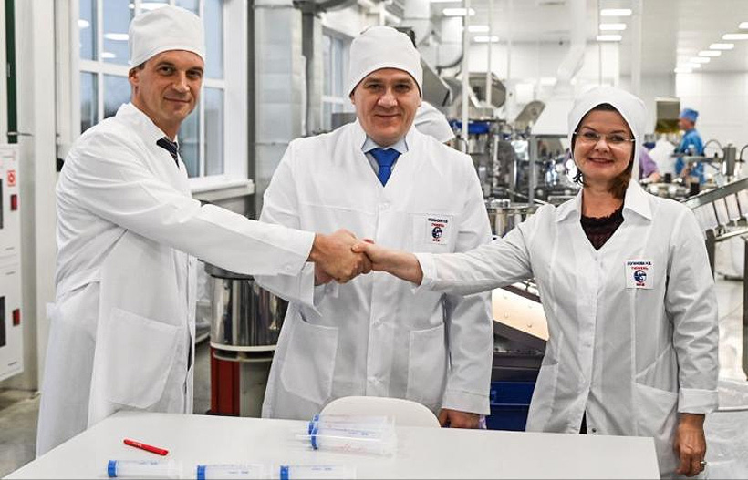 Старт работе нового цеха по производству медицинских изделий «МИМ» дали заместитель губернатора Тюменской области Андрей Пантелеев, директор департамента здравоохранения региона Наталья Логинова, гендиректор областного Инвестагентства Николай Пуртов