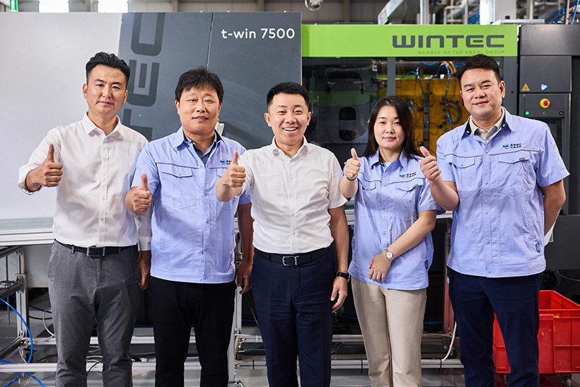 Слева направо: Фэн Цзоу, торговый агент WINTEC / Чжаоган Цюй, ЖуйМу / Сянькунь Би, председатель Shandong Yichen Holding / Дандан Любитель, ЖуйМу / Де Гей, RuiMu.