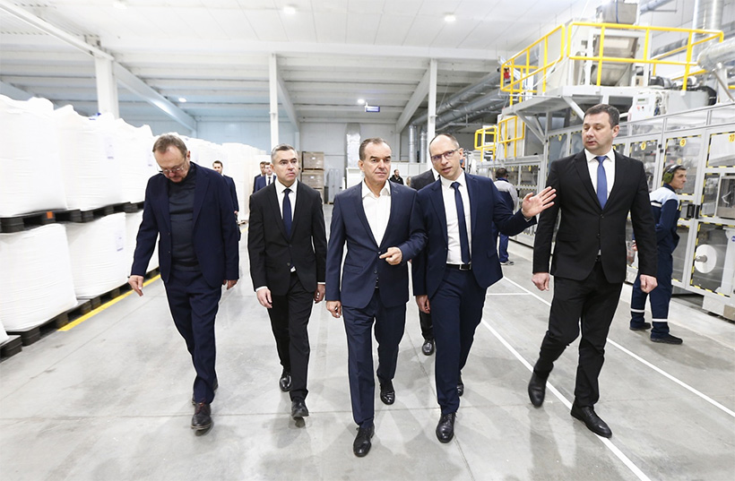 Губернатор Краснодарского края Вениамин Кондратьев посетил компанию «Апрель» в станице Смоленской, осмотрел производственные цеха, пообщался с руководством и коллективом завода