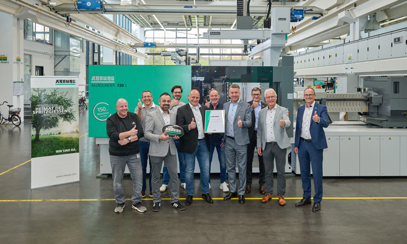 Тобиас Баур (4-й справа), управляющий директор Arburg, гордится 50-летним сотрудничеством и передачей 150-го термопластавтомата