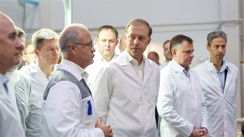 Денис Мантуров совместно с врио губернатора области Юрием Слюсарем (справа) посетил производственную площадку «Атлантис-Пак» в рамках рабочей поездки в Ростовскую область 