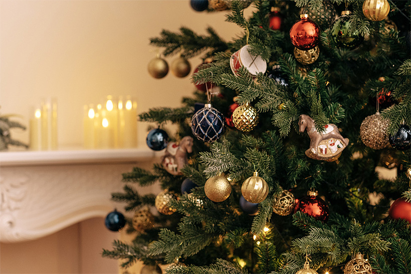 Компания Balsam Hill изготовила первые в мире рождественские елки из биополиэтилена BraskemКомпания Balsam Hill изготовила первые в мире рождественские елки из биополиэтилена BraskemИзображение: Braskem, Balsam Hill
<p>Сотрудничество Balsam Hill и Braskem является примером того, как развивается индустрия пластмасс, чтобы удовлетворить потребительский спрос на экологически ответственную продукцию.</p>
<p>Каждая иголка на этих пластиковых деревьях на растительной основе содержит 95% биологического углерода, который можно измерить и отследить с помощью тестирования на C14, что придает им реалистичный внешний вид и снижает зависимость от невозобновляемых ископаемых ресурсов при производстве полимеров.</p>
<p>«После 20 лет лидерства в области проектирования и производства искусственных рождественских елок многократного использования сотрудничество с Braskem позволяет нам находить новые способы предлагать клиентам красивые и долговечные, инновационные и экологичные варианты», — сказал Мак Харман (Mac Harman), генеральный директор Balsam Hill.</p>
<p>По заявлению Balsam Hill, выпущенные изделия являются важной частью стремления компании к обновлению и переходу на новые и более экологичные материалы, такие как вторично переработанные или возобновляемые.
</p>
<p style=