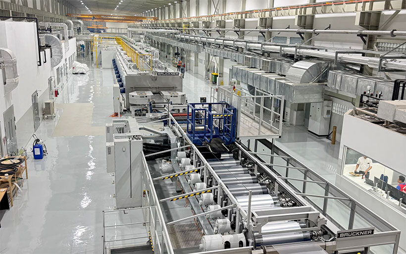 Компания PT. Indopoly Swakarsa установила первую гибридную пятислойную линию Brückner в регионе ЮВА