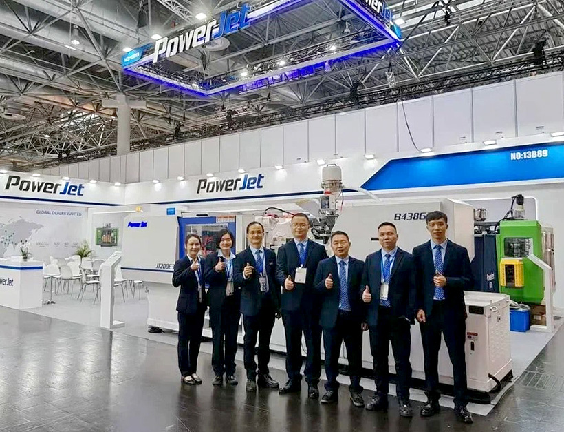 Команда PowerJet Plastic Machinery на выставке K 2025 в Германии