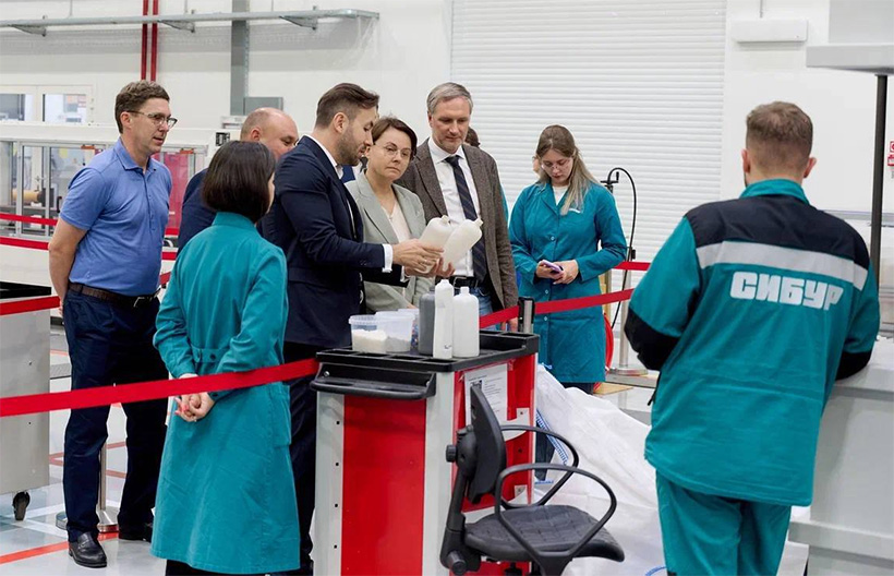 Ирина Тарасова посетила научно-исследовательский центр компании СИБУР 