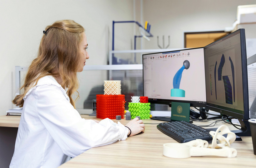 Студентка Политеха Лилия Нежинская разработала градиентную структуру бедренного компонента эндопротеза тазобедренного сустава на основе метаматериала решетчатого типа