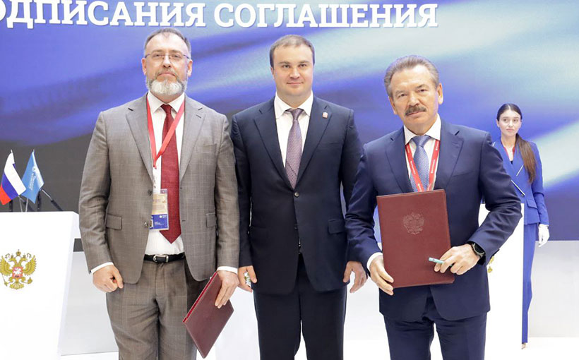 Церемония подписания инвестиционного соглашения прошла в рамках Петербургского международного экономического форума (ПМЭФ 2025) при участии директора ФРП Романа Петруцы, Председателя Совета директоров ГК «Титан» Михаила Сутягинского и губернатора Омской о