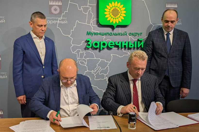 Директор по развитию «УралАктива» Евгений Максимов и Директор управляющей компании ИП «Заречный» Сергей Петухов подписали инвестиционное соглашение