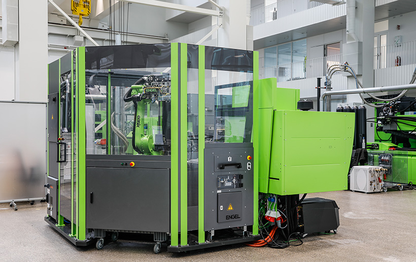 Термопластавтомат с шестиосевым роботом ENGEL victory и easix — основа полностью автоматизированного производственного решения для лопастей ротора из термопластичных композитных материалов (вид сзади)