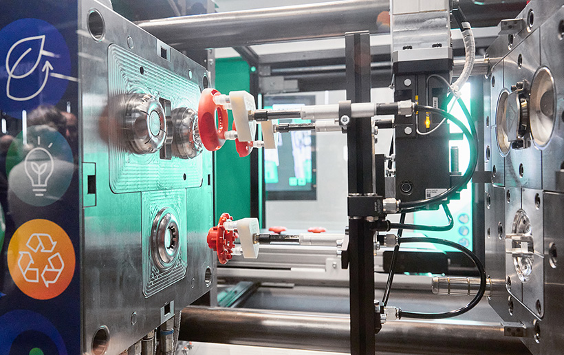 Термопластавтомат ARBURG серии Allrounder 1000 e Trend Donut-ella с устройством для намотки USB-кабеля в пресс-форме
