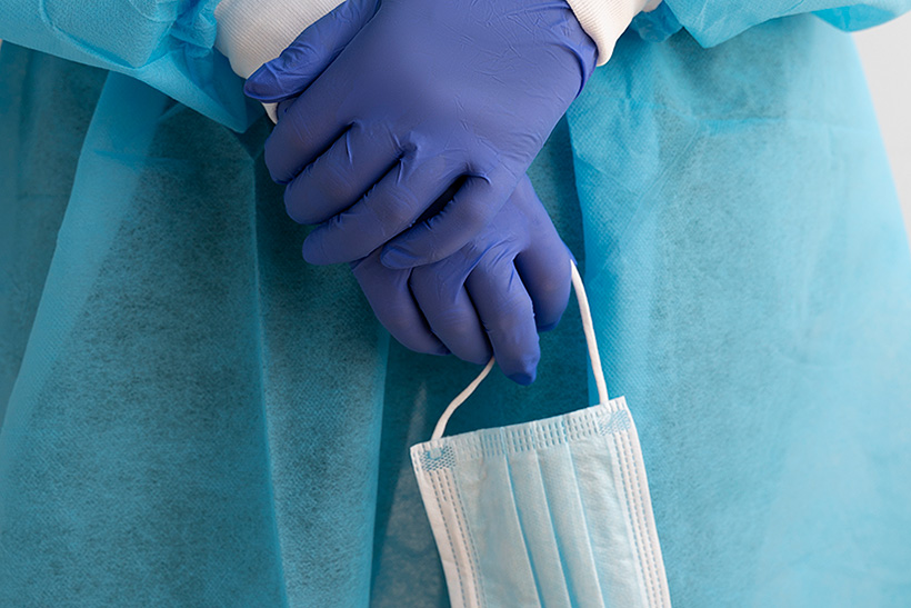 Одежда и белье из нетканых материалов в медицине имеют привычный голубой или бирюзовый оттенок