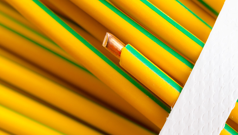 Провод с изоляцией желтого цвета с зеленой полосой