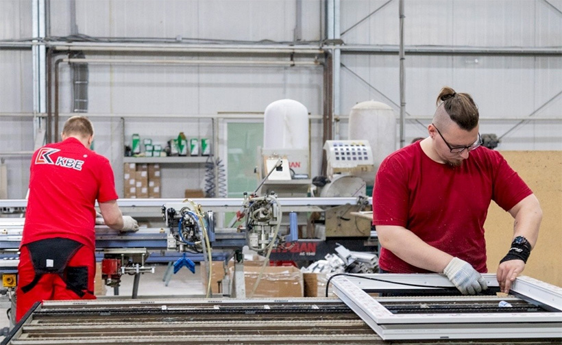 Сборка пластиковых окон из ПВХ на производстве «ПКП Пластик»