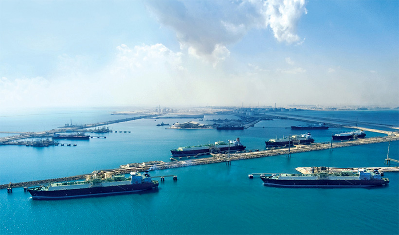 Порт QatarEnergy в Рас-Лаффане располагает 33 причалами и, помимо сжиженного природного газа, имеет мощности для экспорта различных жидких нефтепродуктов