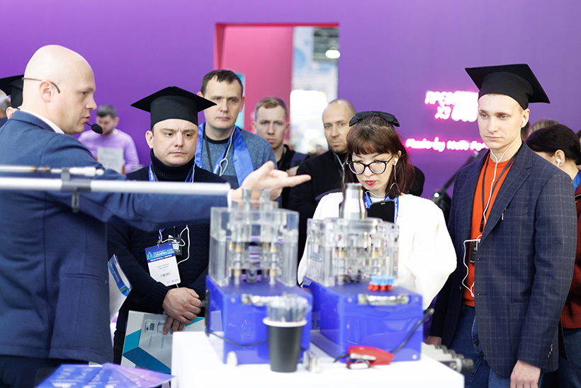 Студенты из учебно-производственного центра «Академия Пластмасс» на стенде «РИМПАРТ»