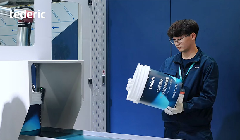 Двухплитный термопластавтомат Tederic NEO-H1100 отливает ведро из полипропилена для ЛКМ объемом 20 л 