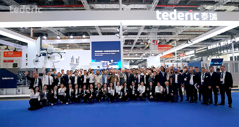 Команда компании Tederic Machinery на выставке Chinaplas 2026 в Шанхае, Китай