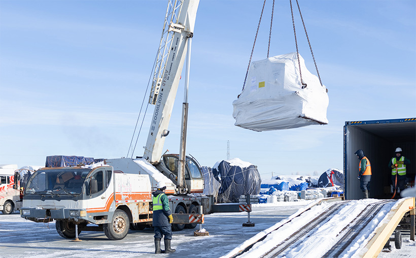 Разгрузка новой партии оборудования для строительства производства ПЭТФ и ПБТ на «Титан-Полимер»