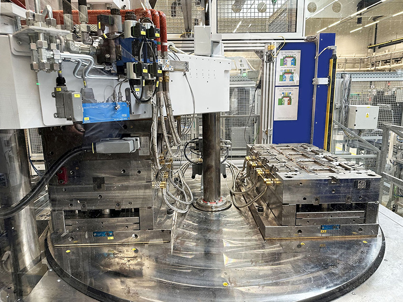 Термопластавтомат WITTMANN оснащен автоматизированным оборудованием со сложной системой перемещения. Подсоединение среды для контроля температуры осуществляется сверху, так что машине не требуется центральный вращающийся распределитель