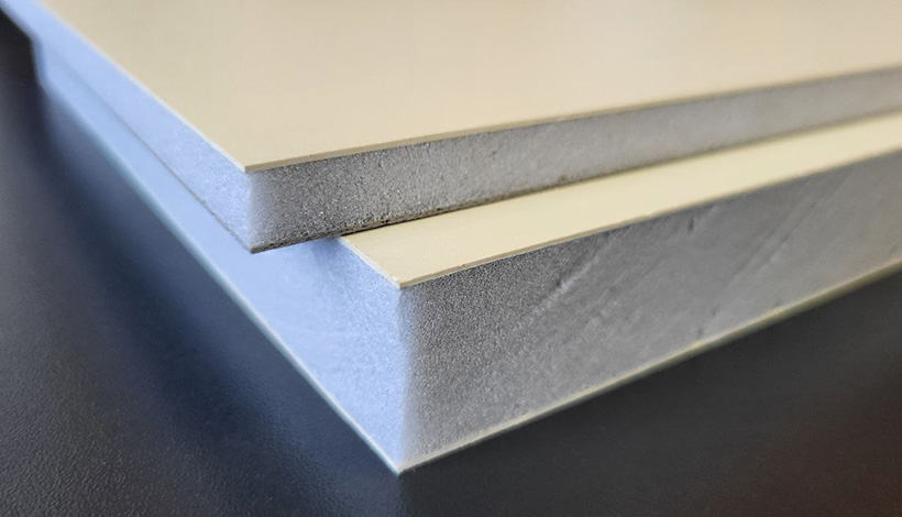 Cэндвич-панель «Слоновая кость» производства «ЯЛУКС-Групп» выпускается размером 1,5 х 3 м и с толщиной 10, 24, 32 и 40 мм