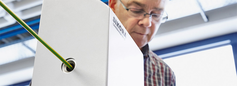 ������������ ������� CENTERVIEW 8000 ��������� ������������� � ����������� ��������� ��������������� �� 8-�� ������, �������� �� 4-��� ���� � ���������� �� 8-�� ������ � �������� ������������ ������������, ��������������, ���������, � ����� LAN-�������