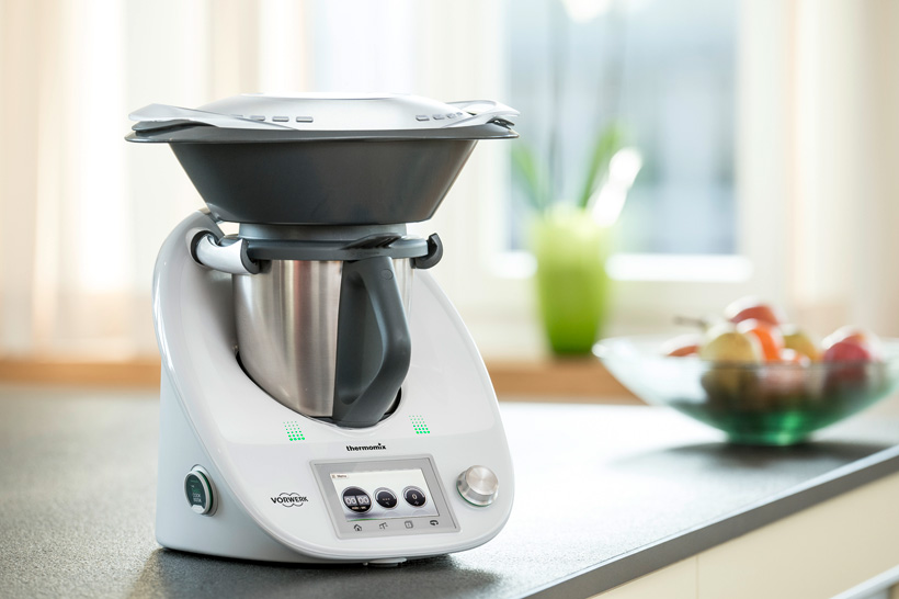 For the curved white housing of the device Vorwerk decided on a highgloss surface finish with PLEXIGLAS® molding compounds (Photo: Vorwerk)